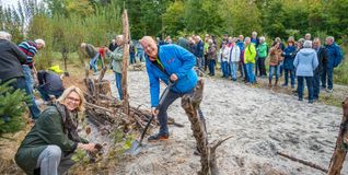 Mit Anzupacken galt auch für die Mitglieder der Sindelfinger Bürgerstiftung. Auf unserem Foto: Heike Stahl (Bürgerstiftung) und Ingo Liedtke (IG Kultur).